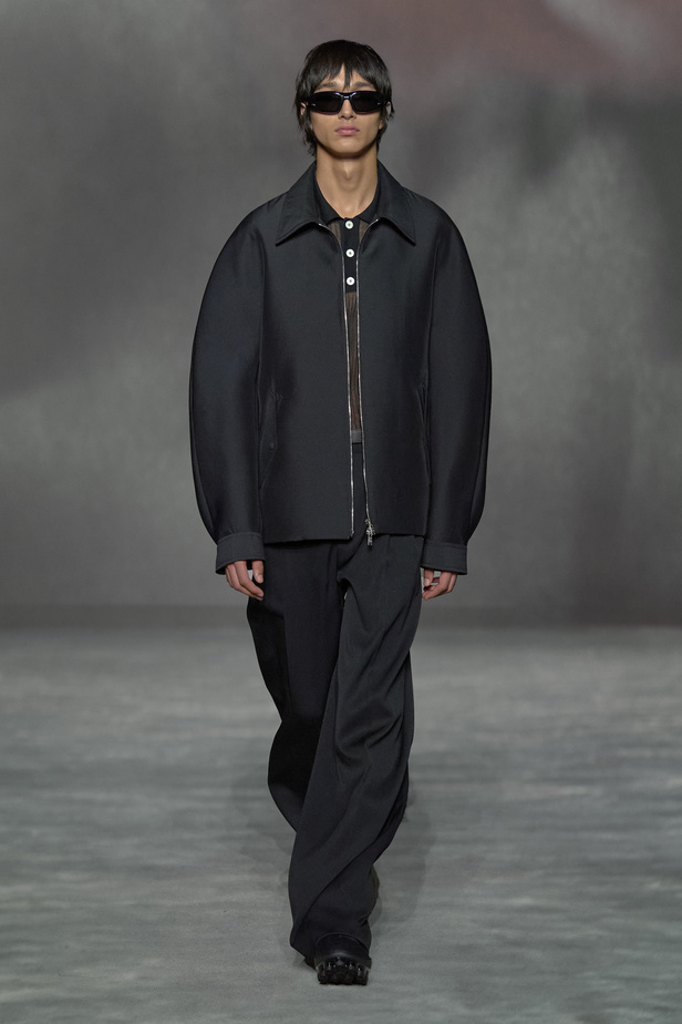 عرض أزياء Lanvin لربيع وصيف 2023.. صيحات كلاسيكية وقطع شفافة