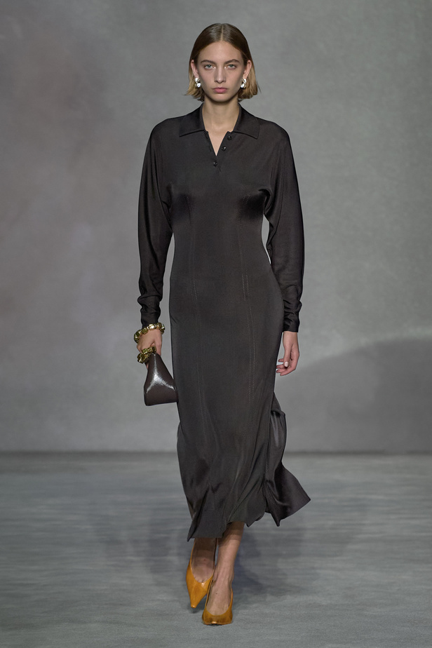 عرض أزياء Lanvin لربيع وصيف 2023.. صيحات كلاسيكية وقطع شفافة