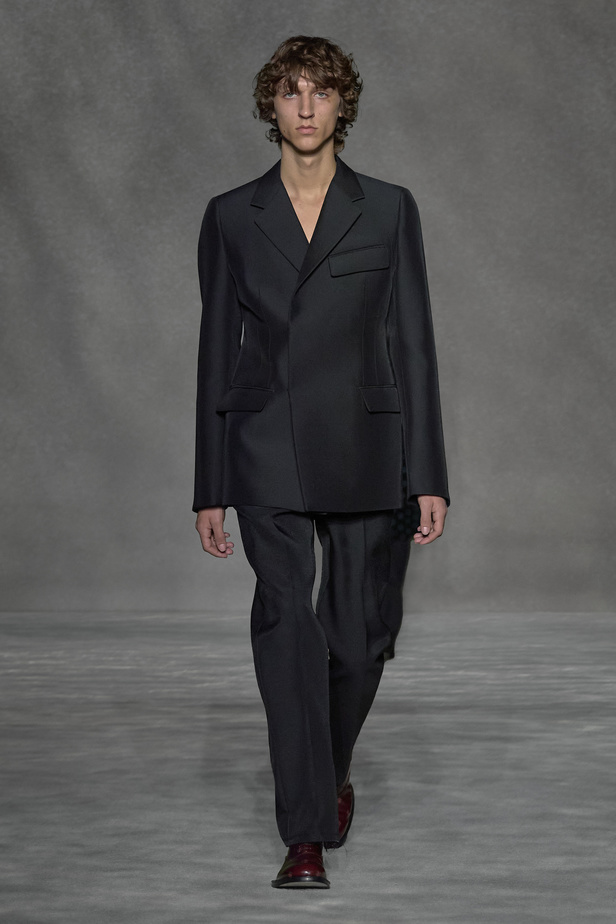 عرض أزياء Lanvin لربيع وصيف 2023.. صيحات كلاسيكية وقطع شفافة