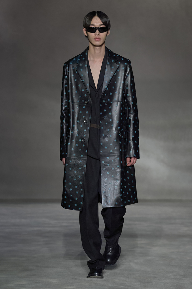 عرض أزياء Lanvin لربيع وصيف 2023.. صيحات كلاسيكية وقطع شفافة