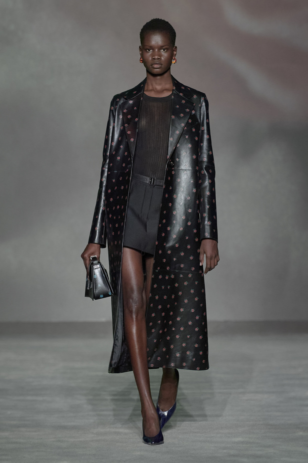 عرض أزياء Lanvin لربيع وصيف 2023.. صيحات كلاسيكية وقطع شفافة