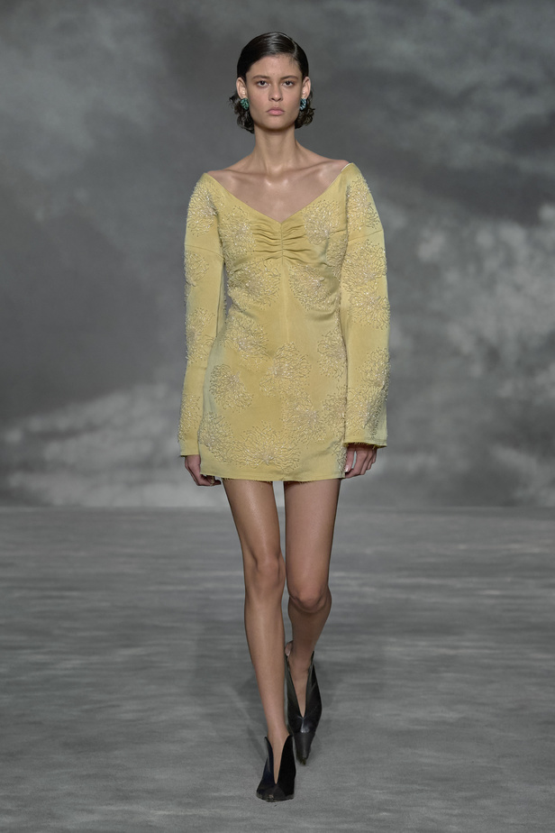 عرض أزياء Lanvin لربيع وصيف 2023.. صيحات كلاسيكية وقطع شفافة