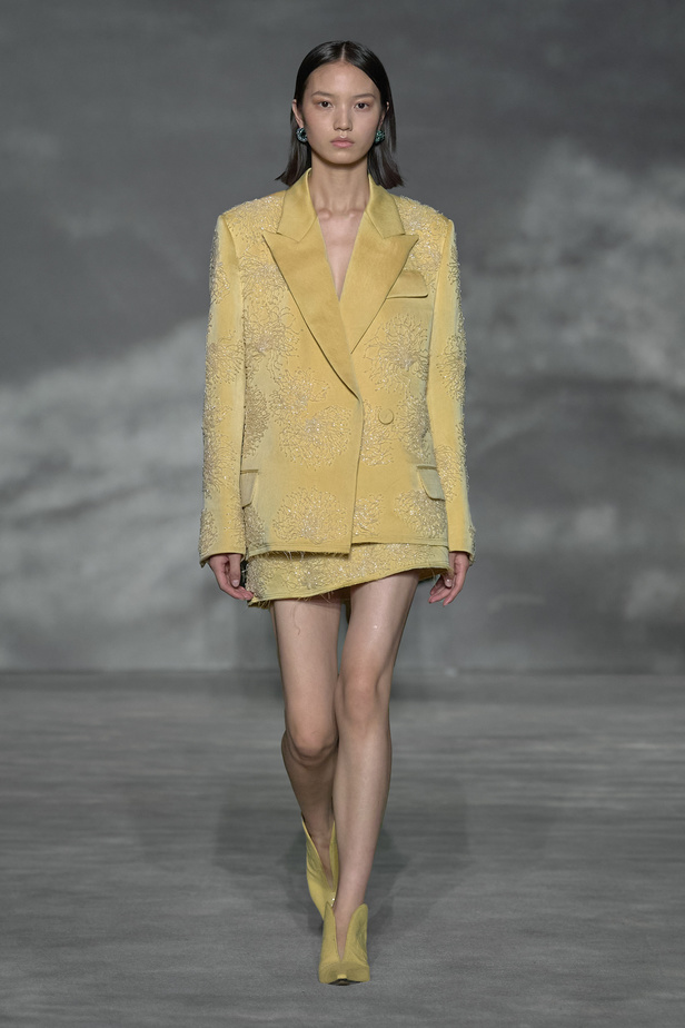 عرض أزياء Lanvin لربيع وصيف 2023.. صيحات كلاسيكية وقطع شفافة