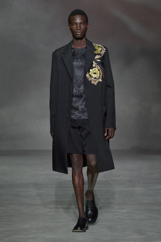 عرض أزياء Lanvin لربيع وصيف 2023.. صيحات كلاسيكية وقطع شفافة