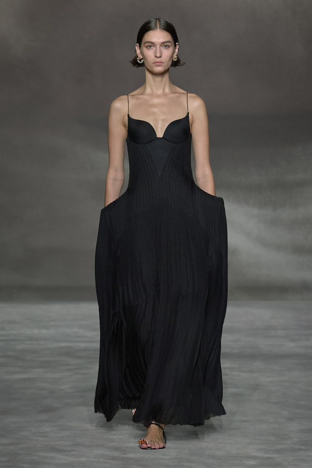 عرض أزياء Lanvin لربيع وصيف 2023.. صيحات كلاسيكية وقطع شفافة