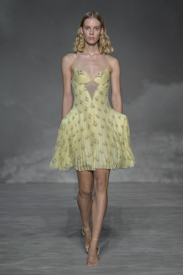 عرض أزياء Lanvin لربيع وصيف 2023.. صيحات كلاسيكية وقطع شفافة