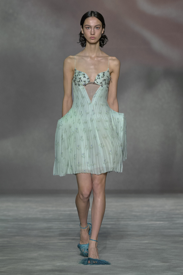 عرض أزياء Lanvin لربيع وصيف 2023.. صيحات كلاسيكية وقطع شفافة