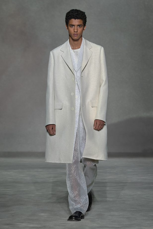 عرض أزياء Lanvin لربيع وصيف 2023.. صيحات كلاسيكية وقطع شفافة