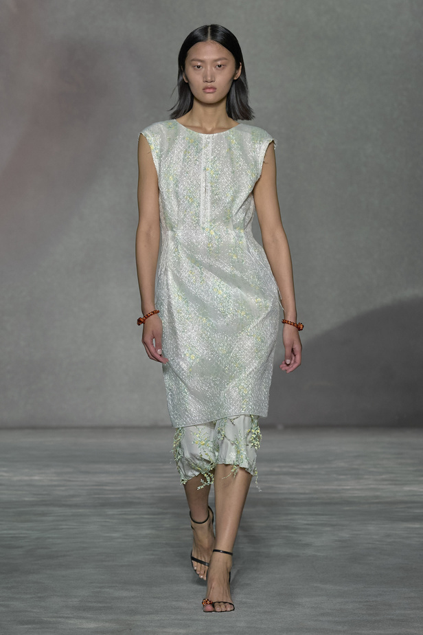 عرض أزياء Lanvin لربيع وصيف 2023.. صيحات كلاسيكية وقطع شفافة