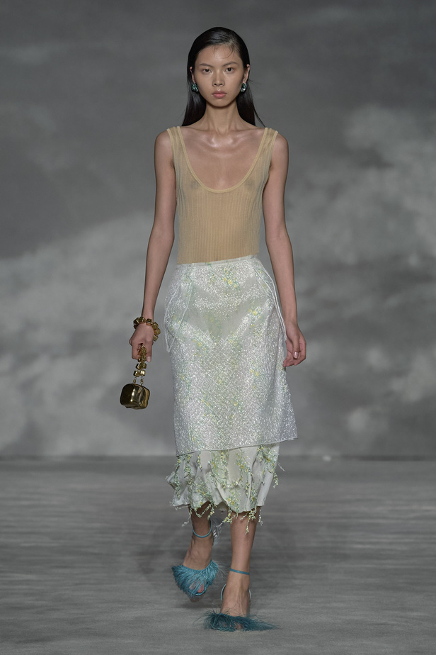 عرض أزياء Lanvin لربيع وصيف 2023.. صيحات كلاسيكية وقطع شفافة