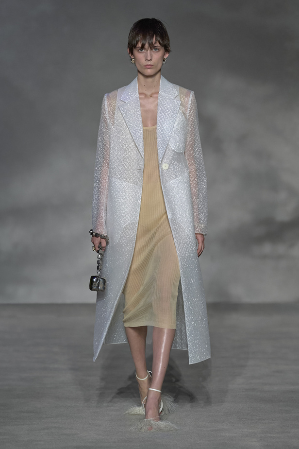 عرض أزياء Lanvin لربيع وصيف 2023.. صيحات كلاسيكية وقطع شفافة
