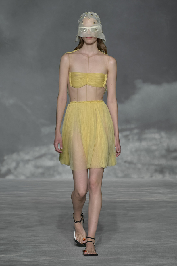 عرض أزياء Lanvin لربيع وصيف 2023.. صيحات كلاسيكية وقطع شفافة