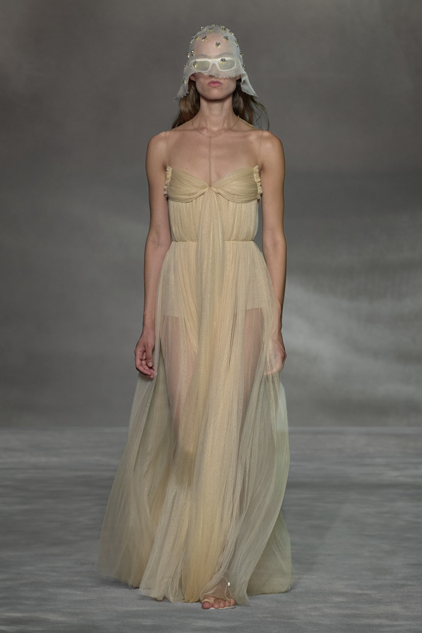 عرض أزياء Lanvin لربيع وصيف 2023.. صيحات كلاسيكية وقطع شفافة