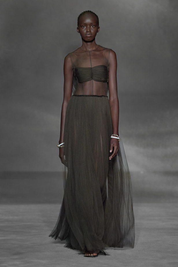 عرض أزياء Lanvin لربيع وصيف 2023.. صيحات كلاسيكية وقطع شفافة