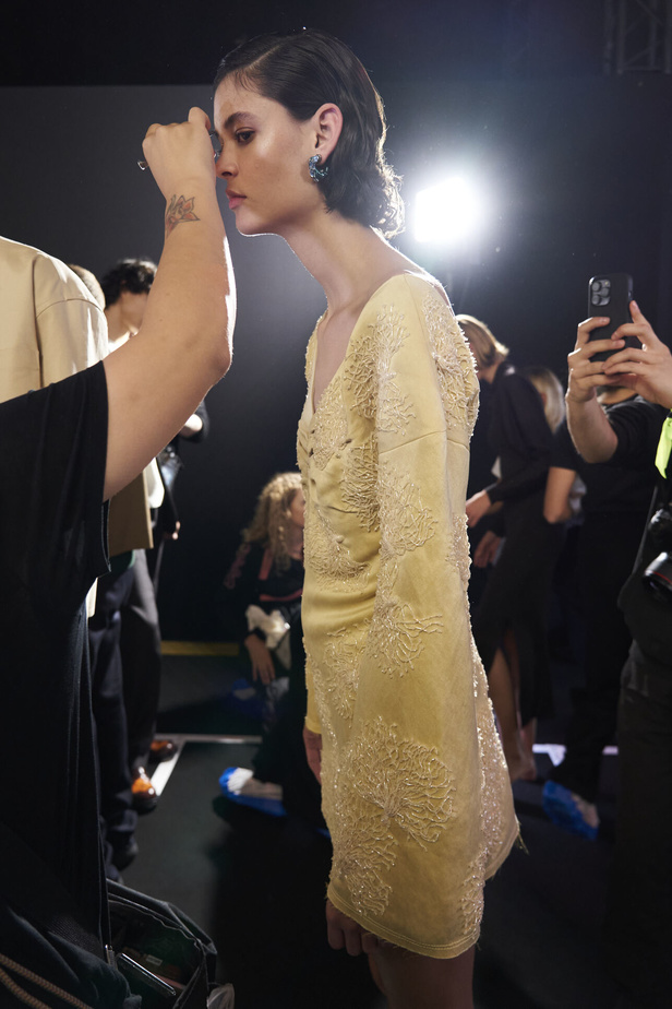 عرض أزياء Lanvin لربيع وصيف 2023.. صيحات كلاسيكية وقطع شفافة