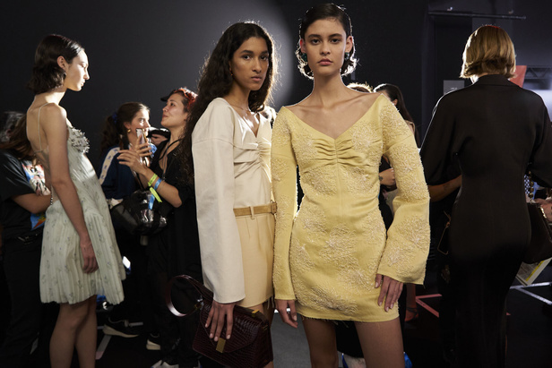 عرض أزياء Lanvin لربيع وصيف 2023.. صيحات كلاسيكية وقطع شفافة