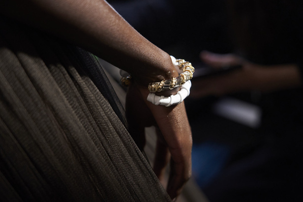 عرض أزياء Lanvin لربيع وصيف 2023.. صيحات كلاسيكية وقطع شفافة