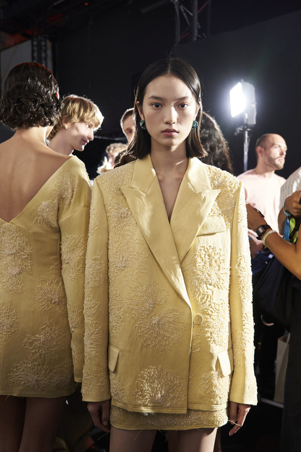 عرض أزياء Lanvin لربيع وصيف 2023.. صيحات كلاسيكية وقطع شفافة