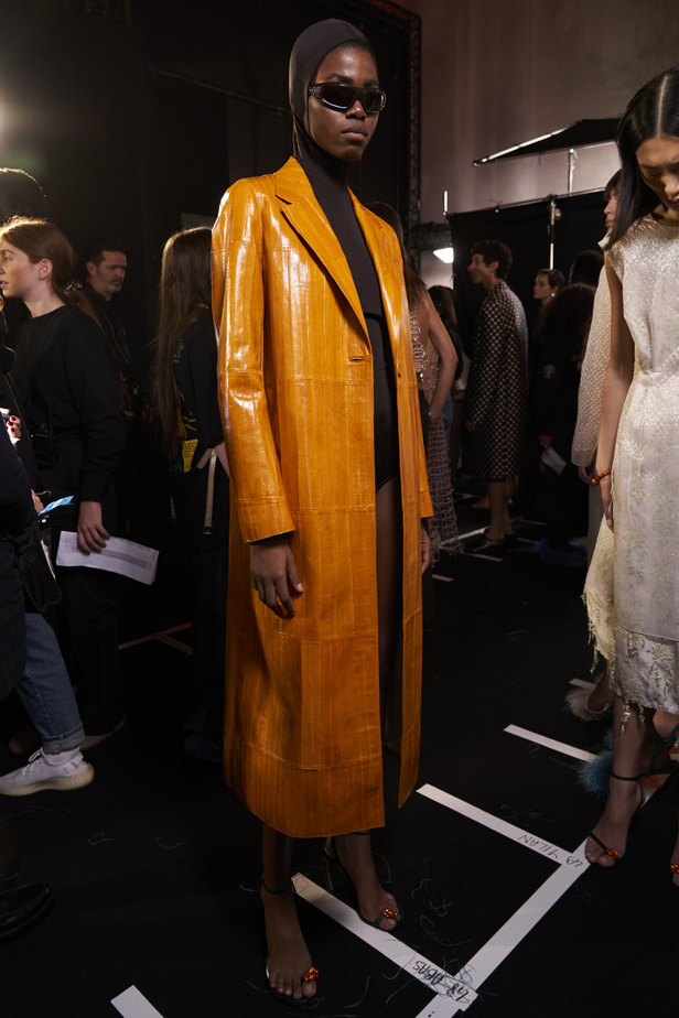 عرض أزياء Lanvin لربيع وصيف 2023.. صيحات كلاسيكية وقطع شفافة