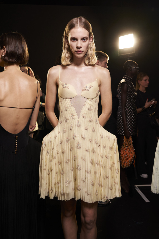 عرض أزياء Lanvin لربيع وصيف 2023.. صيحات كلاسيكية وقطع شفافة