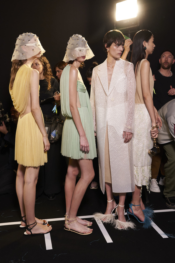 عرض أزياء Lanvin لربيع وصيف 2023.. صيحات كلاسيكية وقطع شفافة