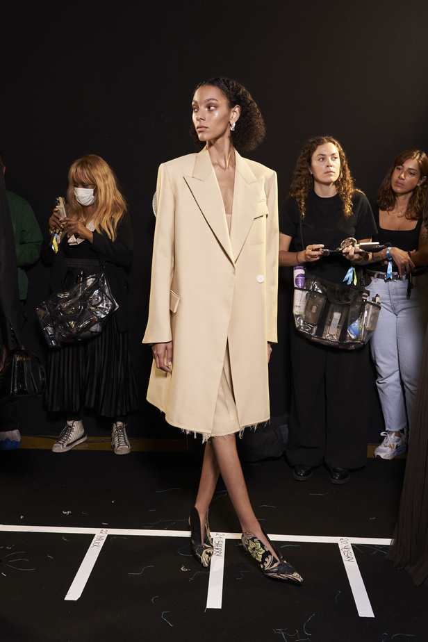 عرض أزياء Lanvin لربيع وصيف 2023.. صيحات كلاسيكية وقطع شفافة