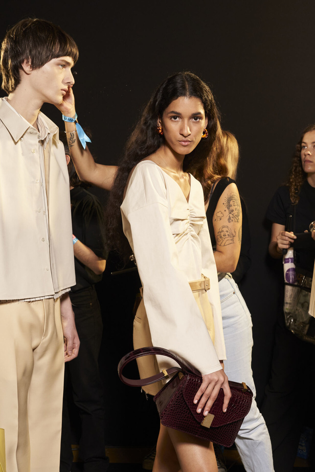 عرض أزياء Lanvin لربيع وصيف 2023.. صيحات كلاسيكية وقطع شفافة