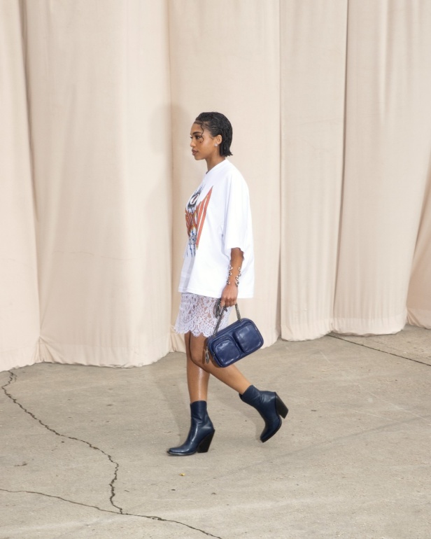 مجموعة Burberry لربيع 2023 أناقة صيفية بلمسة بريطانية 