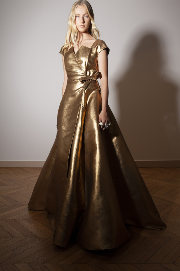 الستان والترتر الخفيف عنوان مجموعة Alexis Mabille للربيع وصيف 2023