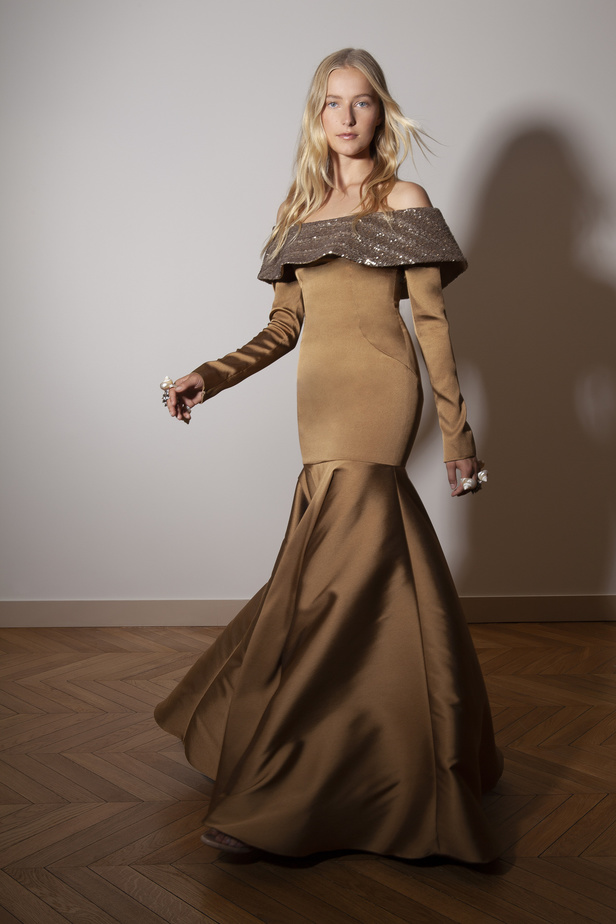 الستان والترتر الخفيف عنوان مجموعة Alexis Mabille للربيع وصيف 2023