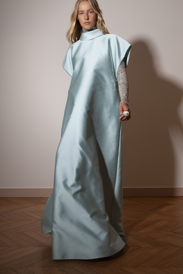 الستان والترتر الخفيف عنوان مجموعة Alexis Mabille للربيع وصيف 2023