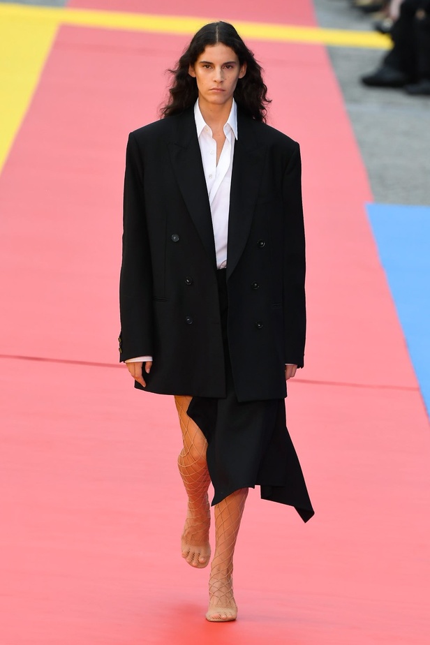 مجموعة Stella McCartney لربيع 2023 مستدامة بنسبة 87% و100% عصرية