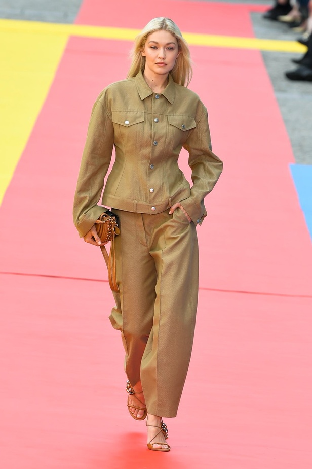 مجموعة Stella McCartney لربيع 2023 مستدامة بنسبة 87% و100% عصرية