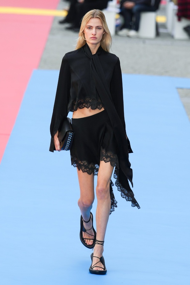 مجموعة Stella McCartney لربيع 2023 مستدامة بنسبة 87% و100% عصرية