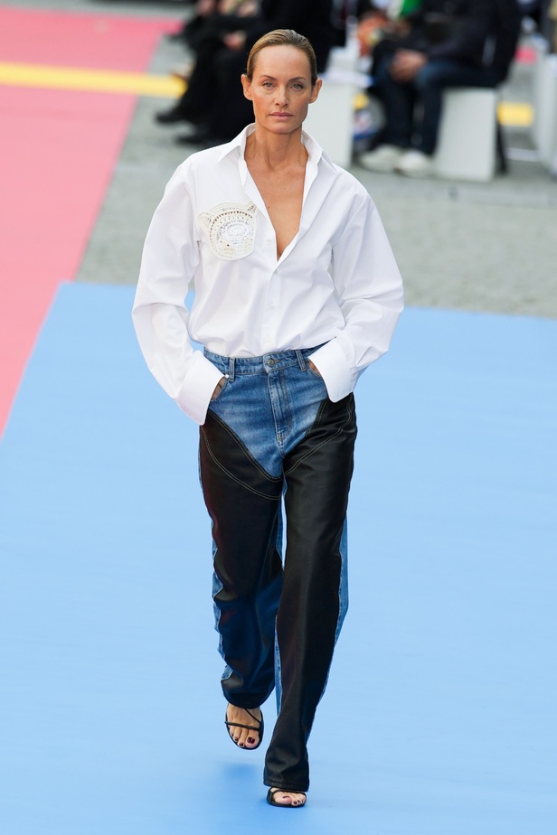 مجموعة Stella McCartney لربيع 2023 مستدامة بنسبة 87% و100% عصرية