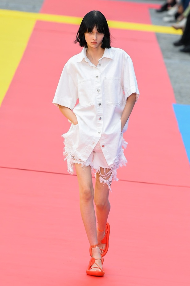 مجموعة Stella McCartney لربيع 2023 مستدامة بنسبة 87% و100% عصرية