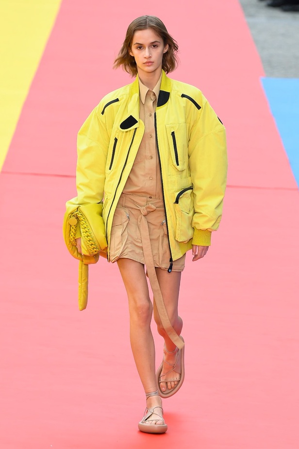 مجموعة Stella McCartney لربيع 2023 مستدامة بنسبة 87% و100% عصرية