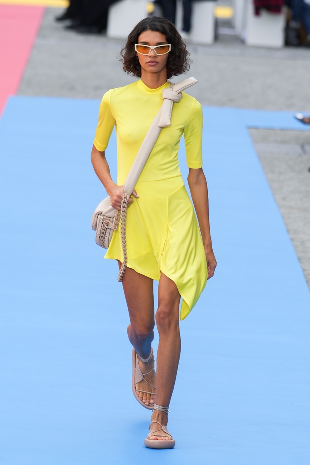 مجموعة Stella McCartney لربيع 2023 مستدامة بنسبة 87% و100% عصرية