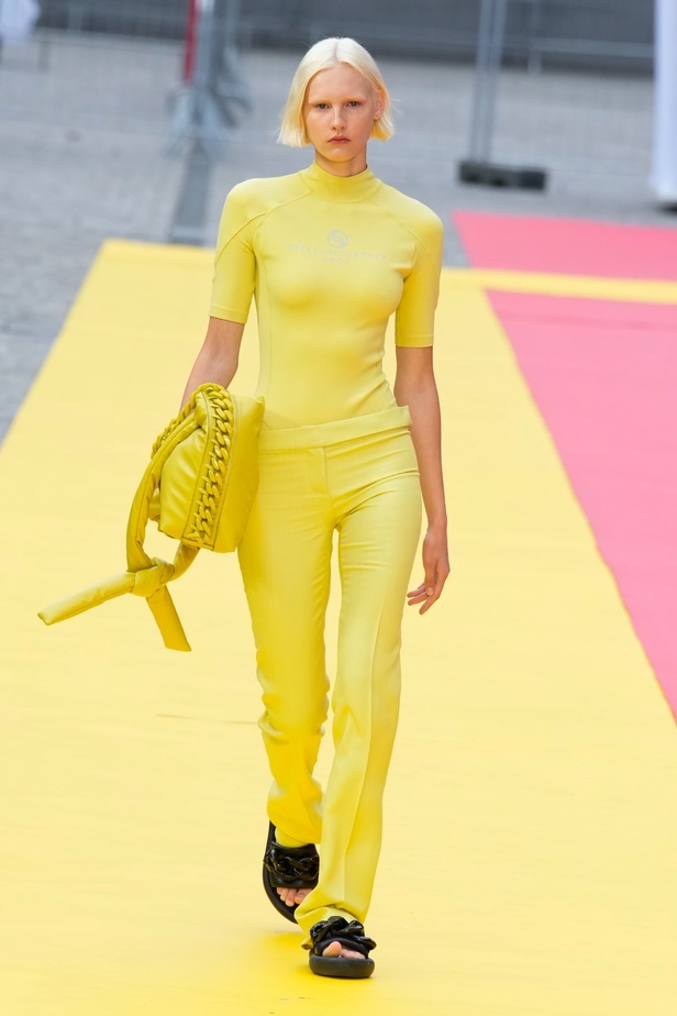 مجموعة Stella McCartney لربيع 2023 مستدامة بنسبة 87% و100% عصرية