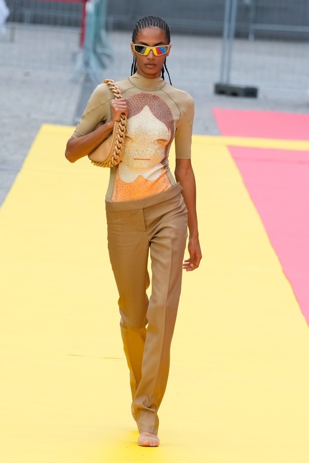 مجموعة Stella McCartney لربيع 2023 مستدامة بنسبة 87% و100% عصرية