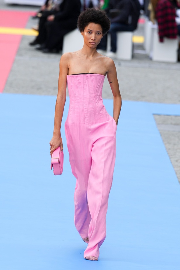 مجموعة Stella McCartney لربيع 2023 مستدامة بنسبة 87% و100% عصرية