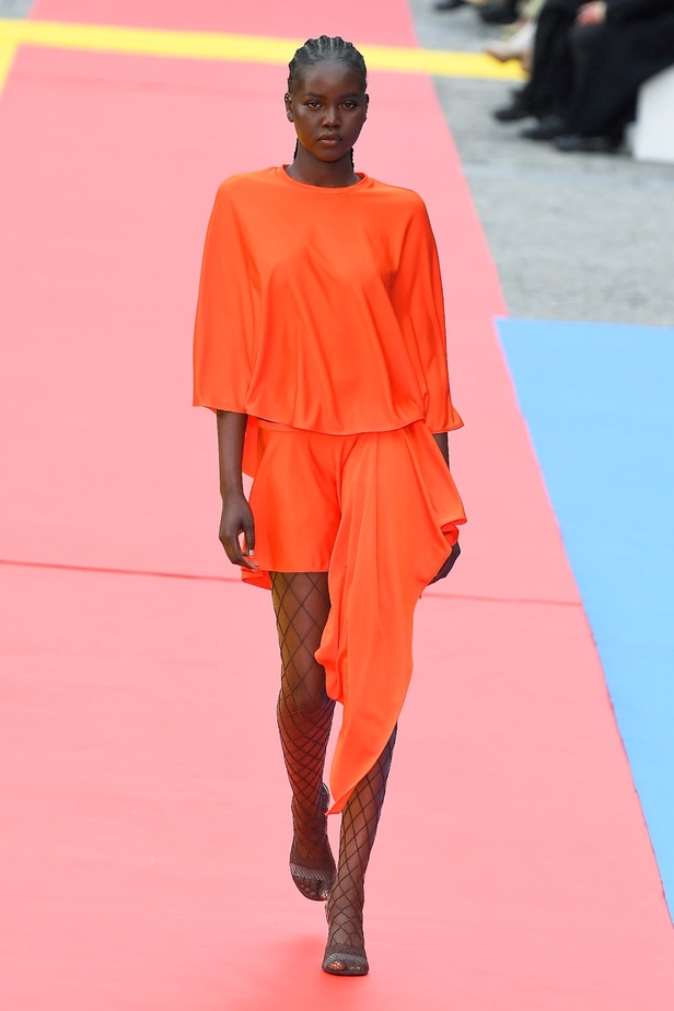 مجموعة Stella McCartney لربيع 2023 مستدامة بنسبة 87% و100% عصرية