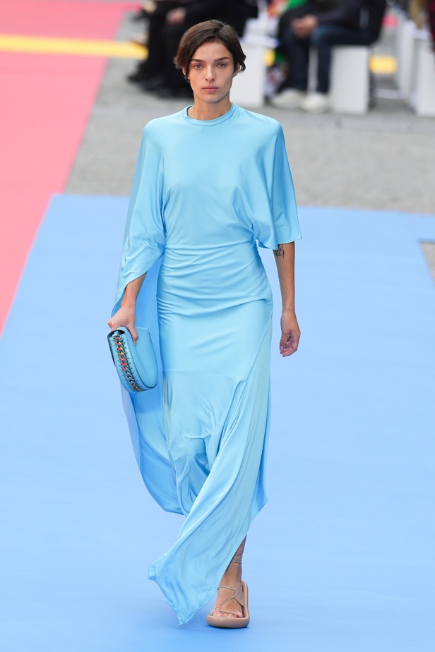 مجموعة Stella McCartney لربيع 2023 مستدامة بنسبة 87% و100% عصرية