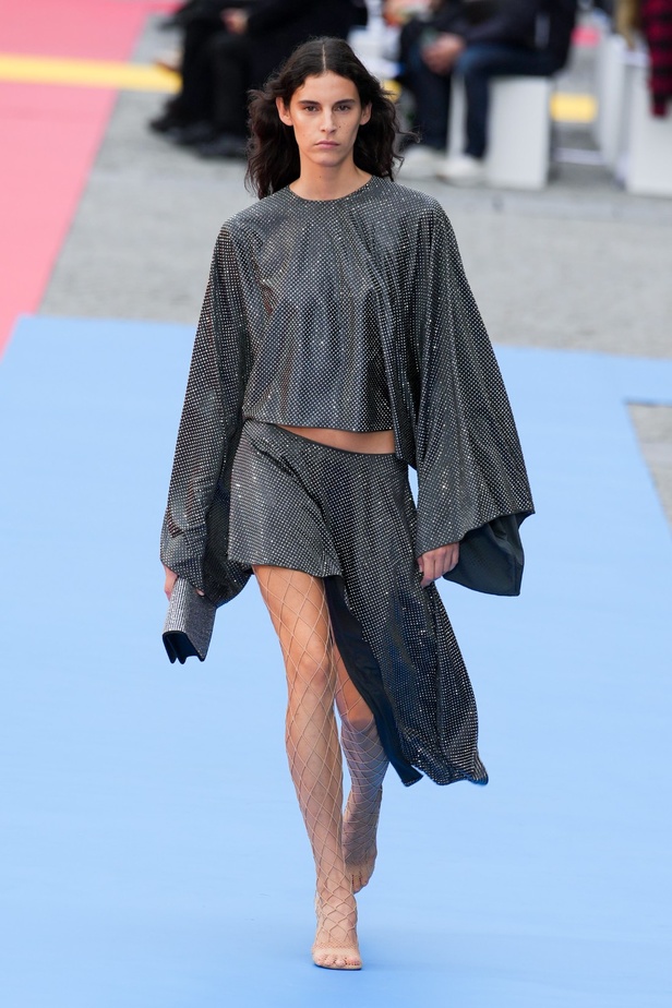 مجموعة Stella McCartney لربيع 2023 مستدامة بنسبة 87% و100% عصرية