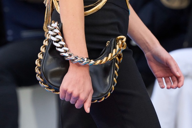 مجموعة Stella McCartney لربيع 2023 مستدامة بنسبة 87% و100% عصرية