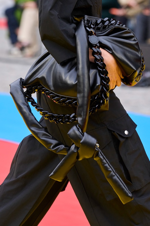 مجموعة Stella McCartney لربيع 2023 مستدامة بنسبة 87% و100% عصرية