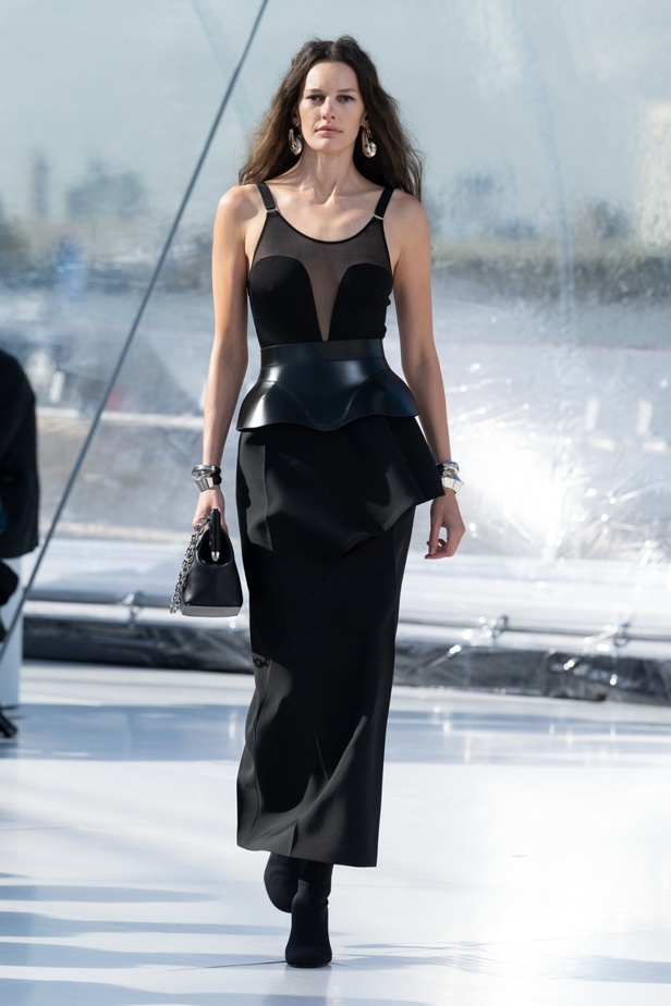 مجموعة Alexander McQueen لربيع وصيف 2023 تجمع التصاميم القوية مع الرسالة الإنسانية 