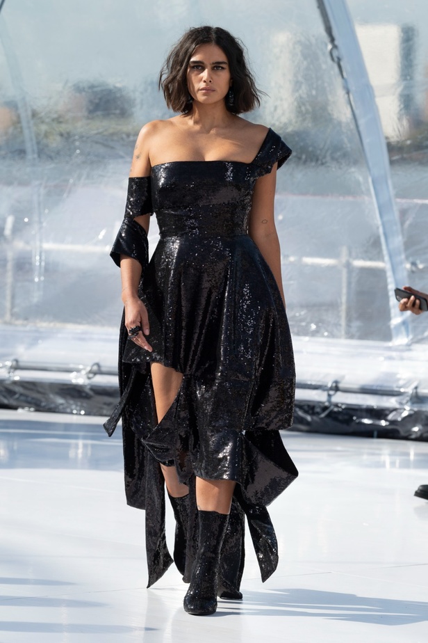 مجموعة Alexander McQueen لربيع وصيف 2023 تجمع التصاميم القوية مع الرسالة الإنسانية 