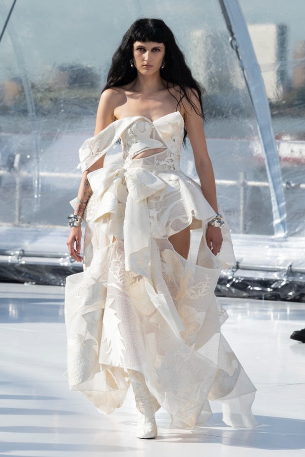مجموعة Alexander McQueen لربيع وصيف 2023 تجمع التصاميم القوية مع الرسالة الإنسانية 
