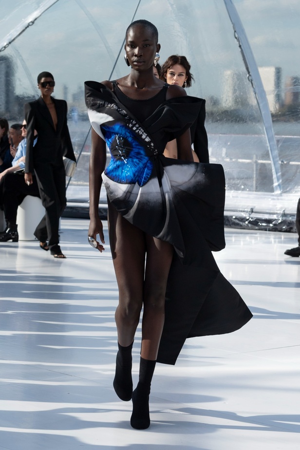 مجموعة Alexander McQueen لربيع وصيف 2023 تجمع التصاميم القوية مع الرسالة الإنسانية 
